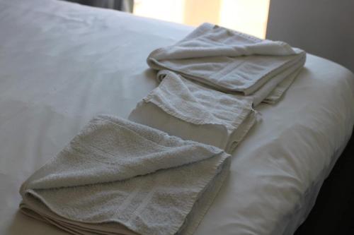 贝尔法斯特City Centre Luxury Apartments的床上的一大堆毛巾
