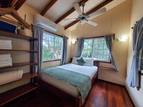 珀拉什奇亚Placencia Villas的一间小卧室,配有床和窗户