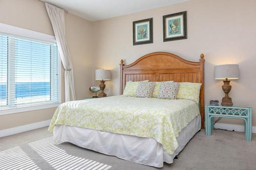 奥兰治比奇Escapes! To The Shores #204的一间卧室配有一张床、两盏灯和一个窗户。