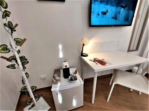 罗马TrustEverVito的客房设有白色的办公桌和墙上的电视。