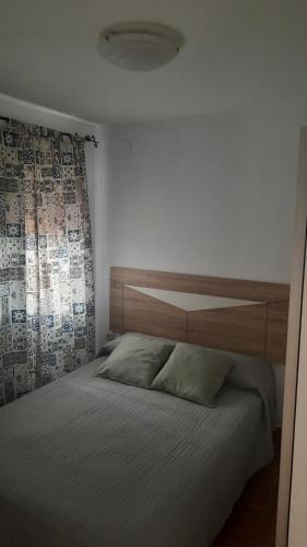 圣费尔南多Cerro de los Martires的一间卧室配有一张带木制床头板的床