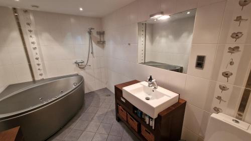 塔林Pirita Beach View Suites的带浴缸、水槽和浴缸的浴室