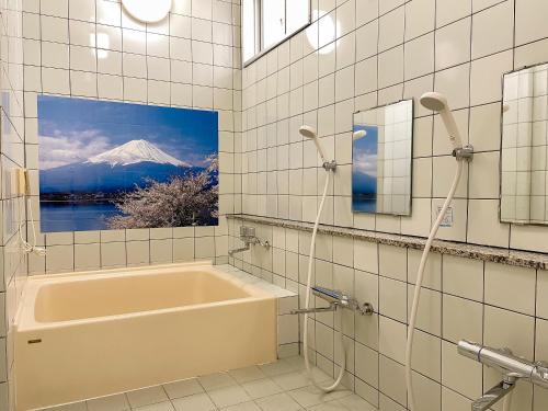 长崎和みの宿　おりがみ的带浴缸的浴室,享有山脉美景