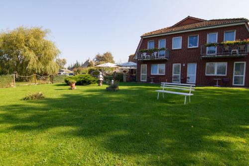 德兰斯克祖尔克莱嫩梅尔征芙劳酒店的草地上带房子和长凳的院子