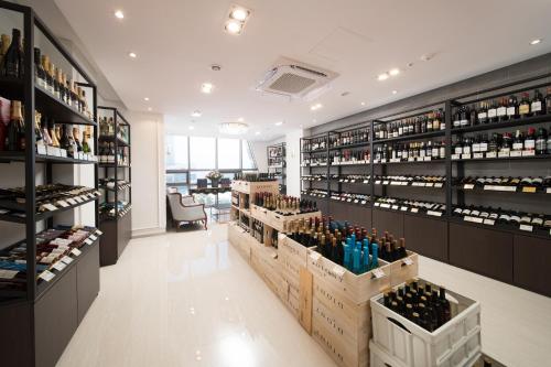 丽水市Utop Marina Hotel & Resort的一间储藏了大量葡萄酒的葡萄酒商店