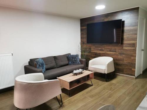 纳塔列斯港Casa Especial的带沙发和电视的客厅