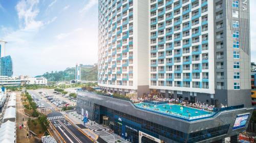 丽水市Utop Marina Hotel & Resort的街道旁带游泳池的大型建筑