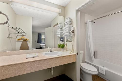 卡拉巴萨斯卡拉巴萨斯美好夜间旅馆的一间带水槽、卫生间和镜子的浴室