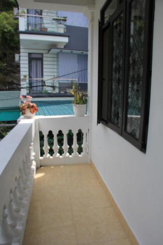 吉婆岛HT Homestay CAT BA的阳台设有白色的围栏和游泳池。
