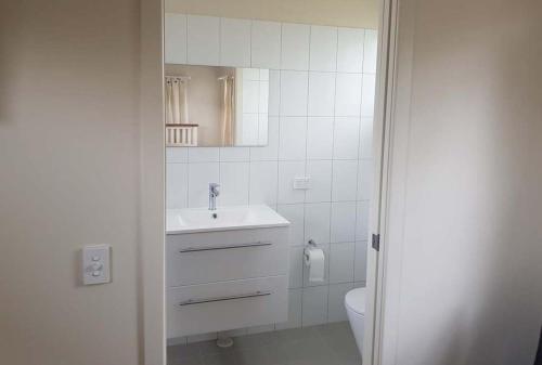 穆伦宾比Mullumbimby Studio的白色的浴室设有水槽和卫生间。