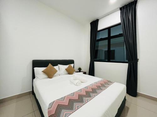 迪沙鲁Desaru Johor by Glex的卧室配有一张大白色床和窗户