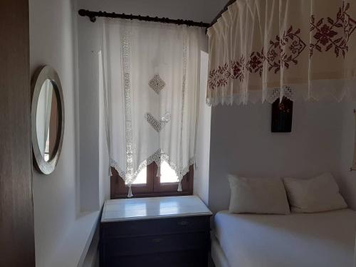 ApérathosBella Vista Montagna的一间卧室配有床和带窗帘的窗户