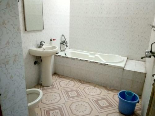 珀勒德布尔KIRAN GUEST HOUSE的一间带水槽、浴缸和卫生间的浴室