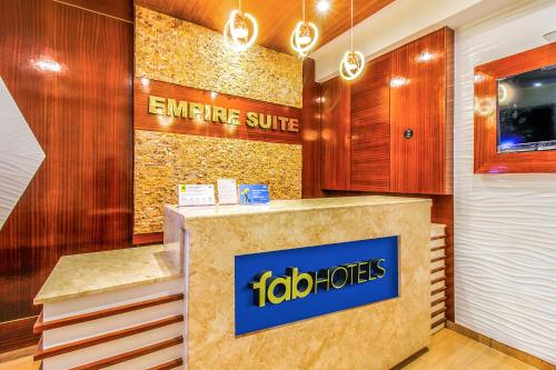 孟买FabHotel Empire Suite的家具商店的大堂,上面有标志