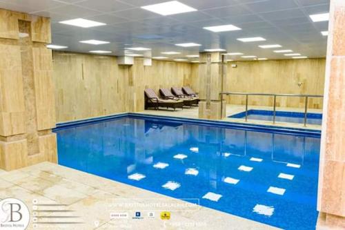 塞拉莱Bristol Hotel Salalah的大楼内一个蓝色的大型游泳池
