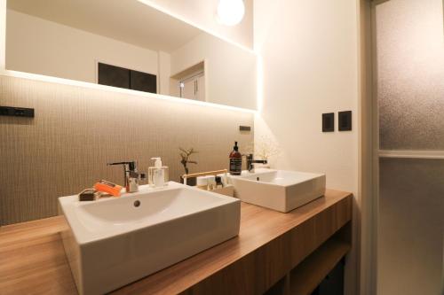 札幌TAKETO STAY Sumikawa House的浴室设有白色水槽和镜子