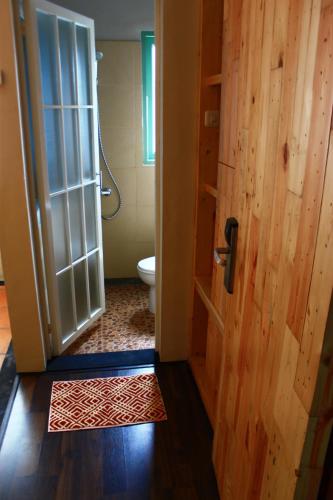 棉兰罗玛28撒利亚旅馆的浴室设有门、卫生间和地毯。