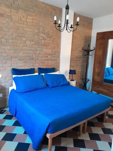 克雷莫纳Ventisette的砖墙间一张蓝色的床