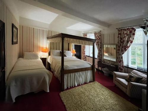 普利布里奇Barton Hall Country House的酒店客房,设有两张床和镜子