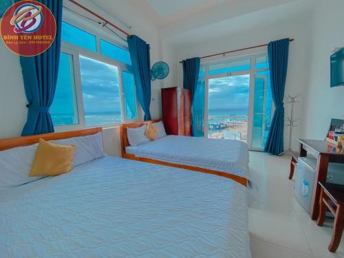 惹岛Binh Yen Hotel的一间带两张床的卧室,享有海景