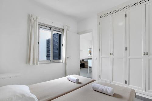 科拉雷侯Mar Azul Corralejo- Adults Only的白色的卧室设有床和窗户