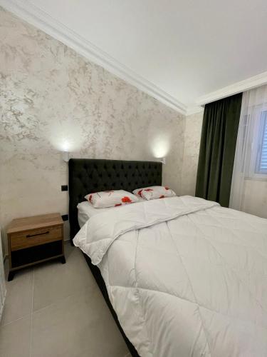 布德瓦Budva house Maja的卧室设有一张白色大床和一扇窗户。
