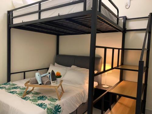 新山Tebrau City Residence,Warm Suite by Antlerzone的一间卧室配有两张双层床和一张书桌