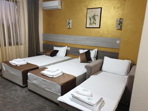 基尔科沃Хотел Чинар Кирково的一间酒店客房,房间内设有三张床