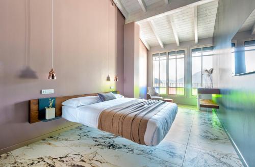 CastroVulcano Palace的一间卧室设有一张大床和一个大窗户