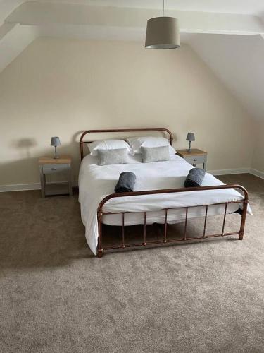 伍勒Tweed Cottage 4 Fenton Hill的一间卧室配有带白色床单和枕头的床。