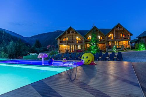 布克维Красна Поляна Family Club Resorts的小木屋,设有游泳池和房屋