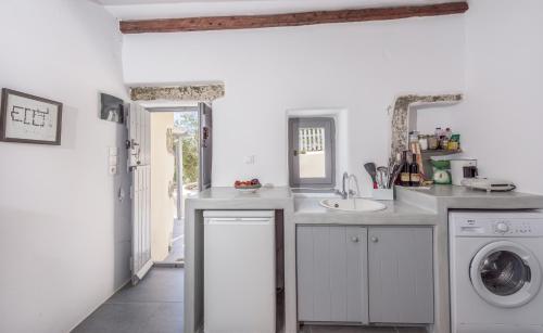 ZefiríaOlive Cottage的厨房配有水槽和洗衣机