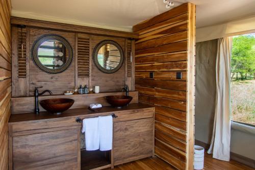 塞伦盖蒂Cherero Camp的浴室设有2个水槽和2面镜子
