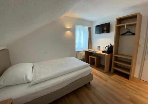 比尔Hotel Artist的一间卧室配有一张床和一张书桌