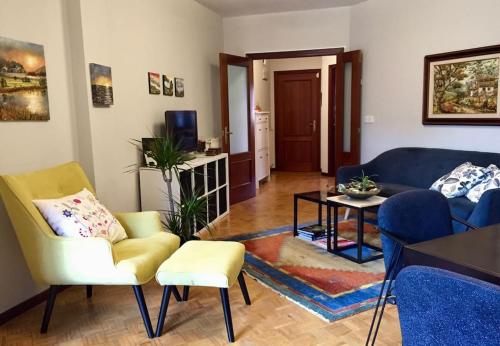 CastandielloEl Angliru 3 con Wifi Incluido的客厅配有蓝色的沙发和椅子