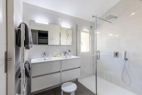 朗通Villa Tilé Lanton的白色的浴室设有水槽和淋浴。