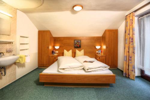索尔登卡西沙伊贝尔公寓的一间卧室配有一张床和一个水槽