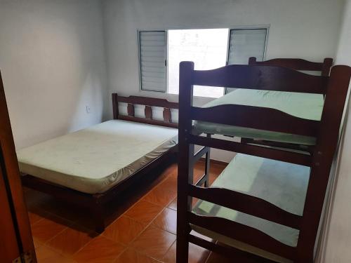 乌巴图巴Casa Ednalda的客房设有两张双层床和一扇窗户。