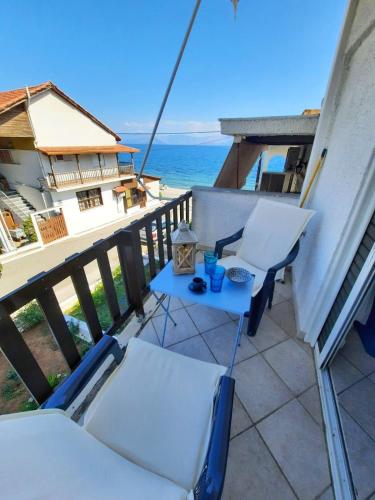 阿克拉塔Beautiful Seaside Studio的阳台配有两把椅子和一张桌子,享有海景。