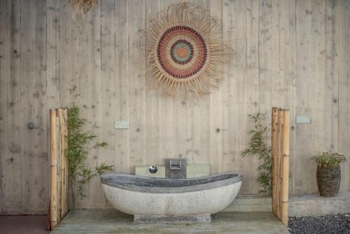 Santo EspíritoVilla - Cantinho do Paraíso的带浴缸和木墙的浴室
