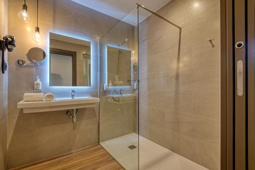 马德里DWO Colours Alcalá的带淋浴、盥洗盆和镜子的浴室