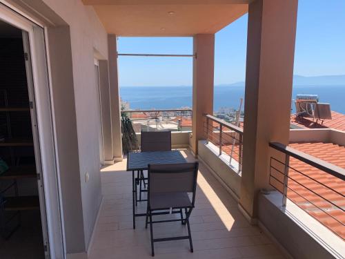 卡瓦拉Breathtaking sea view的阳台配有桌椅。