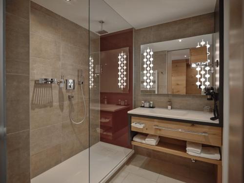 瓦格赖恩瓦格赖恩运动酒店的带淋浴和盥洗盆的浴室