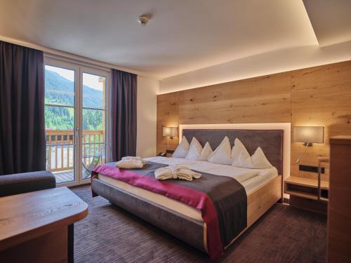 瓦格赖恩瓦格赖恩运动酒店的一间卧室设有一张大床和一个大窗户