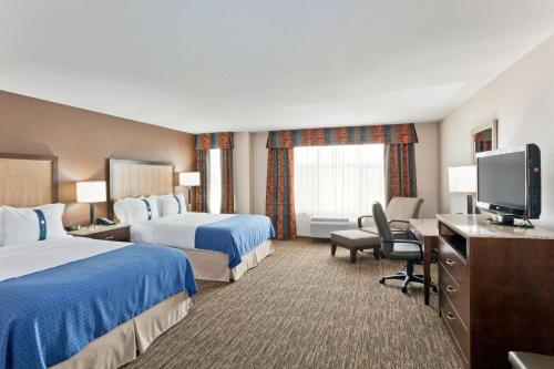 萨里东索里假日套房酒店 - 克罗弗戴尔店的酒店客房设有两张床和一台平面电视。