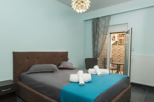 塞萨洛尼基Dream Apartment "self check in"的一间卧室配有蓝色的床和毛巾