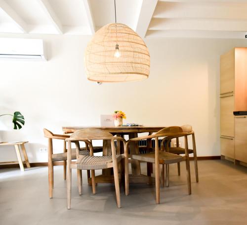内斯Van Heeckeren Apartments & Suites Nes的一间带木桌和椅子的用餐室
