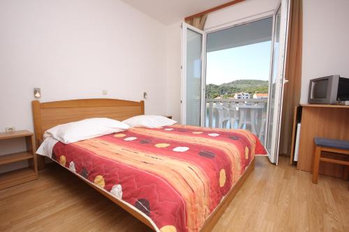 萨利Apartments and rooms by the sea Zaglav, Dugi otok - 8144的一间带大床的卧室和一个阳台