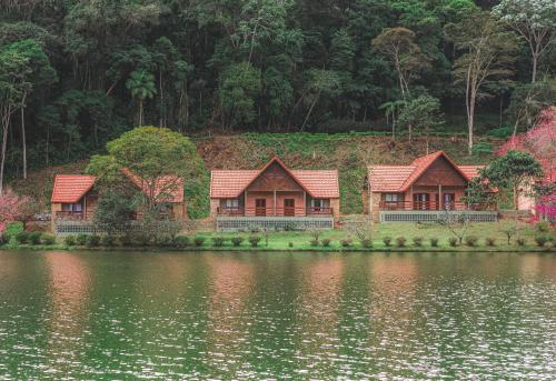 上大瓦尔任Natureza Eco Lodge的湖岸上的一排房子