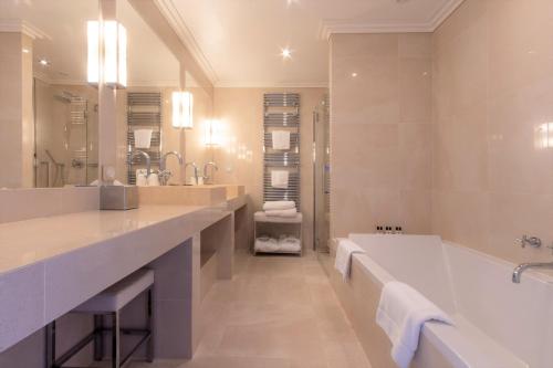阿雅克修Hôtel Les Mouettes - Teritoria的一间带大浴缸和大镜子的浴室